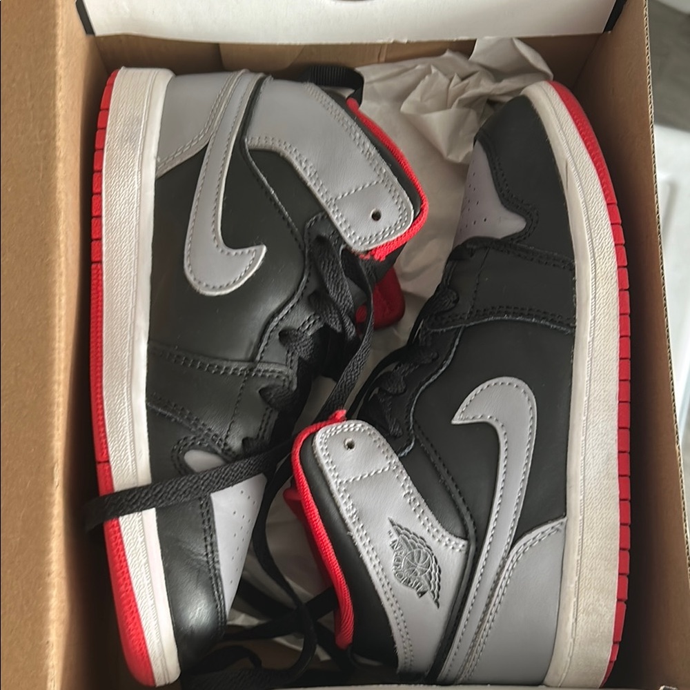 Nike Black and Gray Sneakers High-Top Design